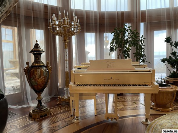 На фото одна з найбільш дорогих речей у "спадку" від Януковича - рояль Джона Леннона із оригінальним підписом