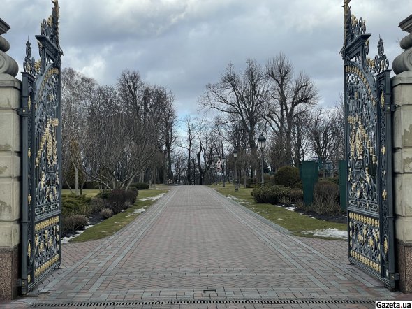 Ворота до резиденції Януковича та "пеньків", на яких він стрибав, щоб продемонструвати фізичну підготовку