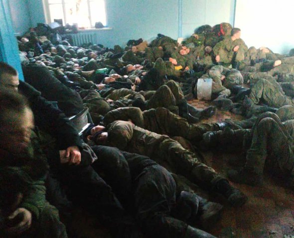 Российские солдаты на железнодорожной станции в Долбино, Россия, недалеко от границы с Украиной 