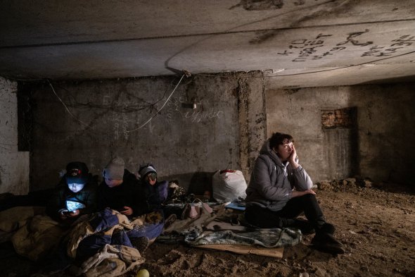 Дети укрываются в подвале жилого дома в селе Врубовка, где в понедельник взорвался десяток мин 