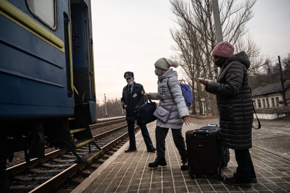 Вікторія Гудяцька та її 14-річна донька Світлана сідають на поїзд до Києва у Сєвєродонецьку 