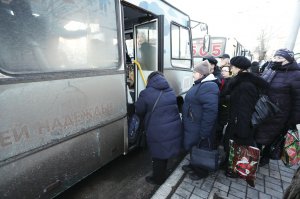 Жінки й діти заходять до автобусів під час так званої евакуації. Її оголосили бойовики 18 лютого під надуманим приводом — нібито чекали наступу української армії. 19 лютого 2022 року, Донецьк