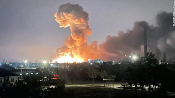 Взрыв после ракетного удара в Киеве 