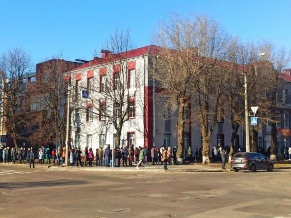 Очередь в пункт сдачи крови. За первый день полномасштабной войны, 24 февраля, киевляне сдали втрое больше крови, чем обычно.