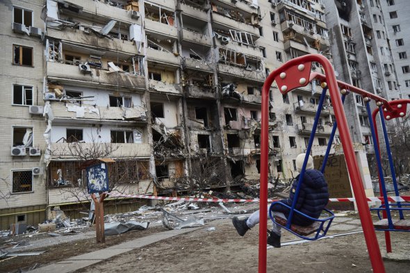 Уничтоженный многоквартирный дом в Киеве. За первый день российской агрессии погибло как минимум 137 граждан Украины 