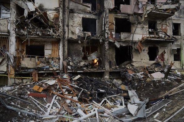 Уничтоженный многоквартирный дом в Киеве. За первый день российской агрессии погибло как минимум 137 граждан Украины 