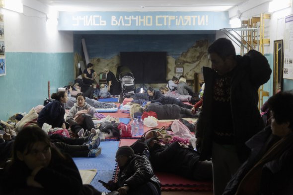 Люди в бомбоубежище в Киеве 