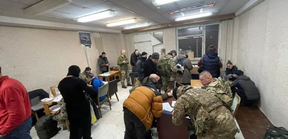 В Киев завезли дополнительное оружие для нужд Теробороны.