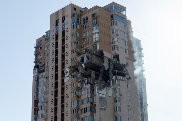 Ракета попала в жилой многоэтажный дом в столице Украины 