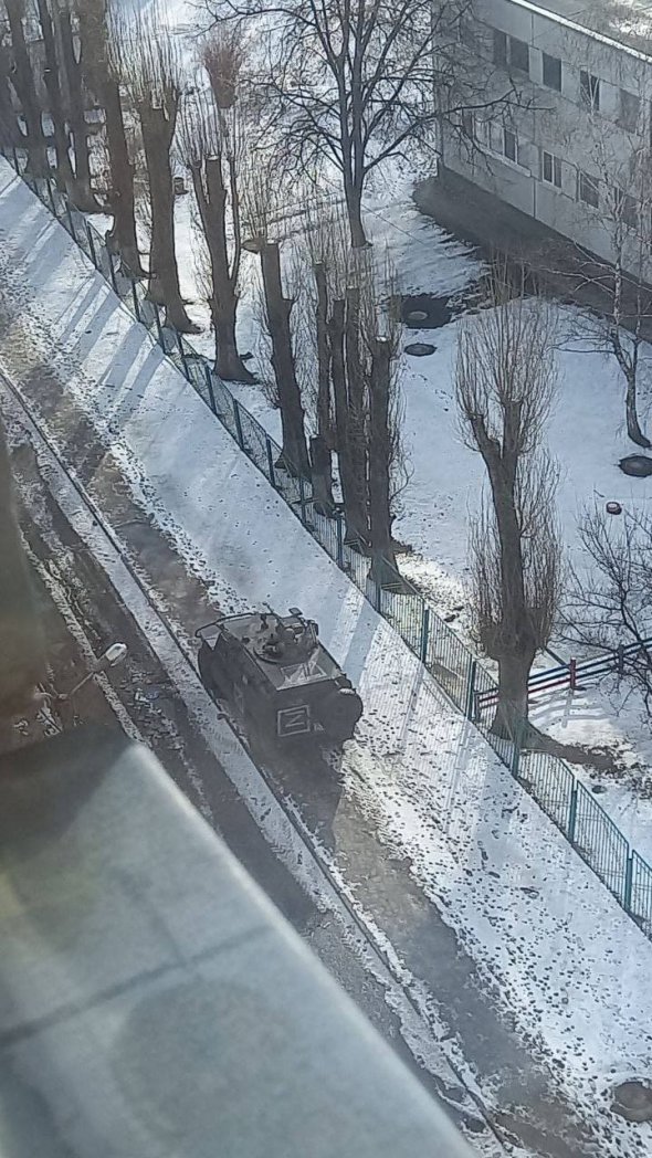 Російські військові кидають техніку