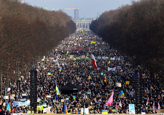 Многолюдный митинг прошел в поддержку Украины в центре Берлина