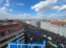 За мир в Украине вышли на улицах Праги – многолюдная акция проходит 27 февраля