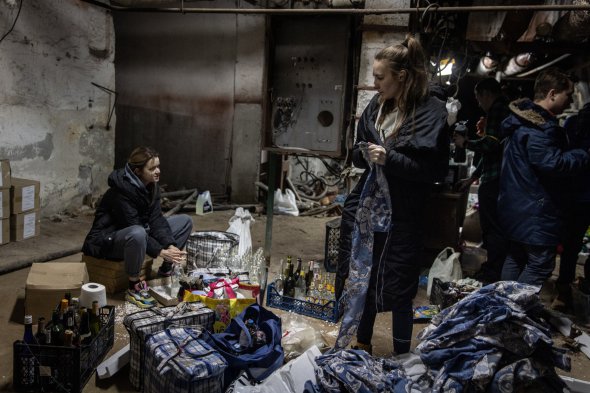 Люди готовят коктейли Молотова, чтобы бороться с российскими оккупантами в Киеве 