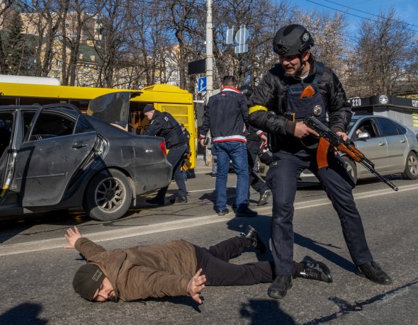 Підозрюваний російський диверсант під озброєною охороною у Києві