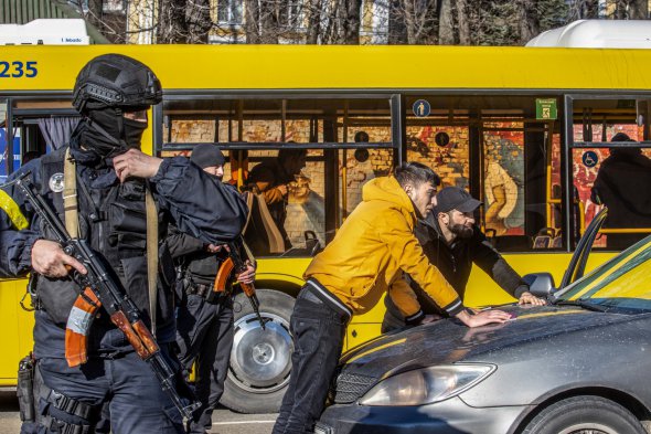 Подозреваемые российские диверсанты под вооруженной охраной в Киеве 
