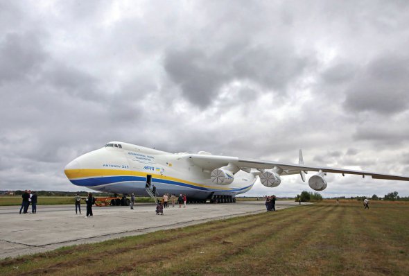 Найбільший літак у світі Ан-225 ”Мрія” знищили російські окупанти в Гостомелі на аеродромі ”Антонов” 26 лютого. Відновлення лайнера коштуватиме 3 мільярди доларів. ”Учора ми втратили, на жаль, нашу ”Мрію”. Але стару ”Мрію”. А нову ми зараз будуємо. Слава Україні!” – каже президент України 44-річний Володимир Зеленський