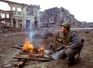 Российский солдат в разрушенной чеченской столице Грозном в 1995 году 