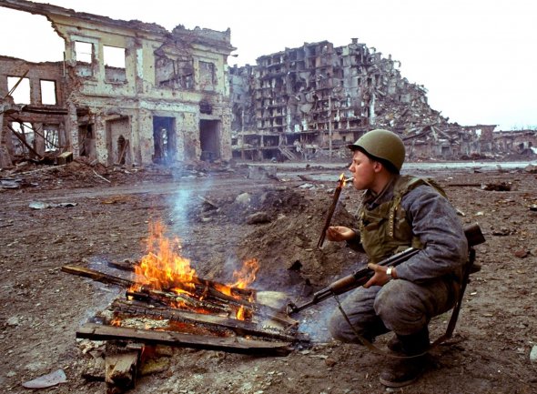 Российский солдат в разрушенной чеченской столице Грозном в 1995 году 