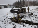 Українські солдати з виведеним з ладу російським бронетранспортером у п'ятницю, другий день війни, біля другого за величиною міста України, Харкова 