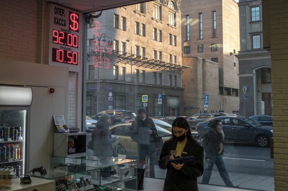Рубль рекордно впав щодо долара в Москві у понеділок 
