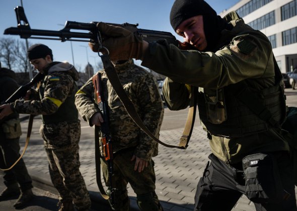 Украинские добровольцы в понедельник на базе в Киеве, где их спешно тренируют 