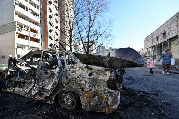 Автомобіль, знищений обстрілом у понеділок у Києві. Спроби Росії швидко захопити столицю були засновані на дуже помилкових припущеннях про Україну 