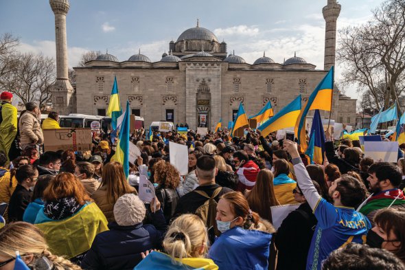 Люди вийшли на площу Беязіт у найбільшому турецькому місті Стамбулі на акцію протесту проти російського вторгнення в Україну. 26 лютого 2022 року
