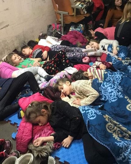 Діти сплять в укритті під час оголошення повітряної небезпеки. 