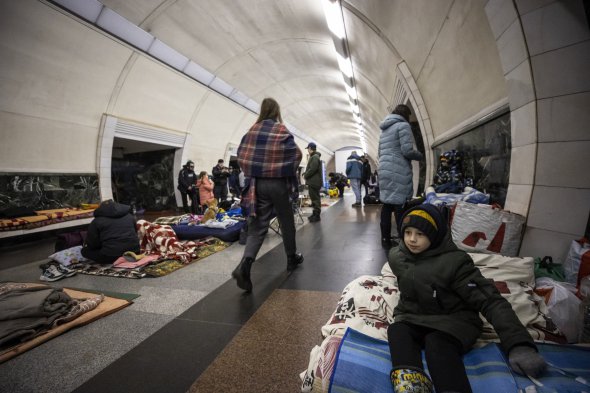 Украинцы в Киеве прячутся в метро 