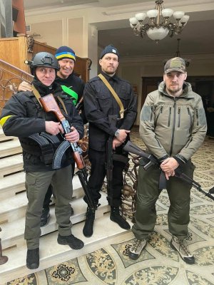 28 лютого чемпіон світу із боксу Олександр Усик (другий справа) вступив до територіальної оборони Києва