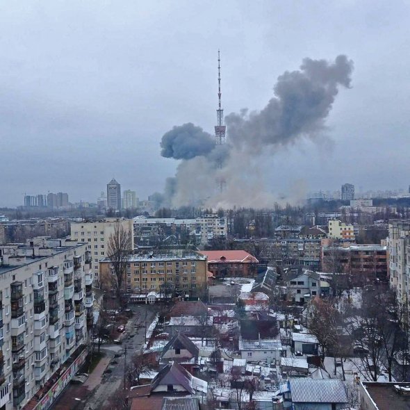 Російські окупанти поцілили в телевежу на Дорогожичах у Києві 1 березня. Споруда розташована на території Меморіального комплексу Бабин Яр. Знайшли тіла п’ятьох загиблих. У Бабиному Яру поховано понад 100 тис. киян, переважно євреїв. У священній книзі іудаїзму Талмуді осквернення кісток вважають своєрідною формою вбивства.