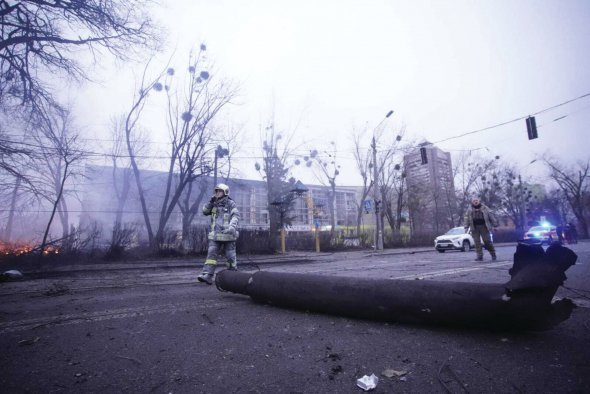 Рятувальники оглядають територію біля телевежі в Києві після обстрілів російськими окупантами, 1 березня