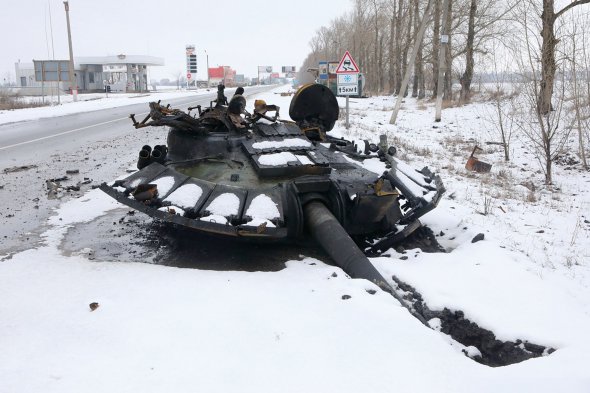 Рештки російського танка засипає снігом на узбіччі дороги в Харкові. Після атаки Збройних сил України машину розірвало на частини