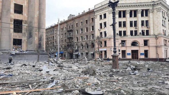 Окупанти обстріляли Харків реактивною артилерією 1 березня. Загинули семеро людей. 24 поранені, 11 з них — у тяжкому стані. Під час обстрілів 28 лютого загинули не менше дев’яти цивільних — четверо вийшли набрати води з укриття, двоє дорослих і троє дітей згоріли в машині. Центр міста знищено. Вранці 2 березня влучили у будівлю Національного університету імені Каразіна та управління Національної поліції в Харківській області. Немає жодного району, який не обстріляли росіяни.