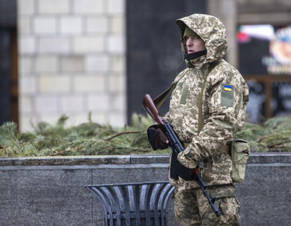  Украинский солдат патрулирует в центре Киева 