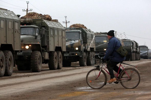 Российская военная техника в Армянске, Крым, в конце февраля 
