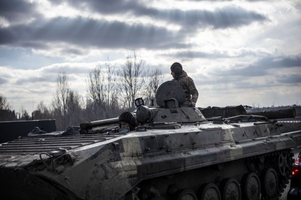 Украинский военный на бронетранспортере в Киевской области 