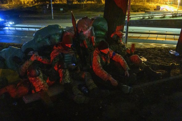 Українські військові після бою на дорозі, що сполучає Київ із західною Україною 
