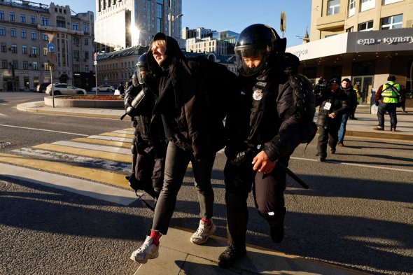 Полицейские в Москве задерживают мужчину на антивоенной акции 