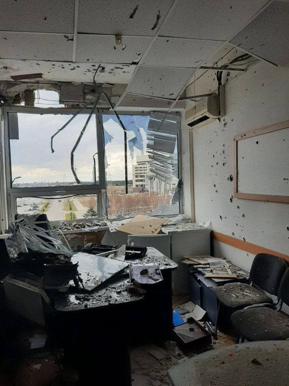 Последствия атаки российских захватчиков на административный корпус Запорожской АЭС