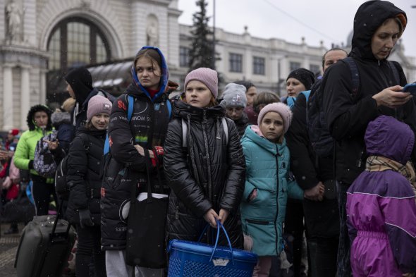 Біженці на вокзалі у Львові на шляху до Польщі. Майже 1,5 млн людей за тиждень змушені були стати біженцями. Це найбільша кількість у Європі з часів Другої світової війни 