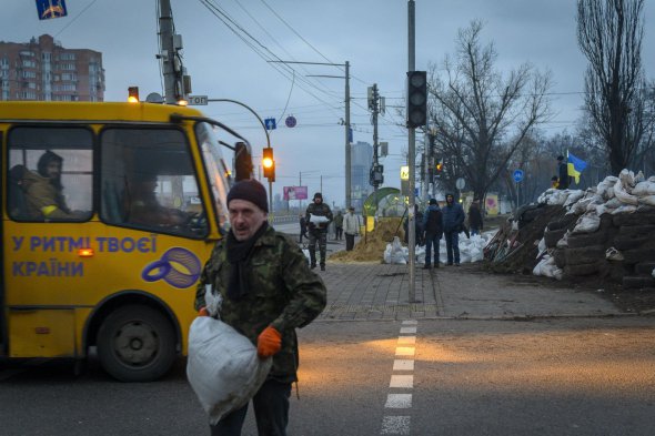 Кияни у п'ятницю будують укріплення у столиці 