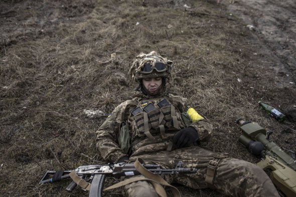 Український військовий під час патрулювання околиць Києва 