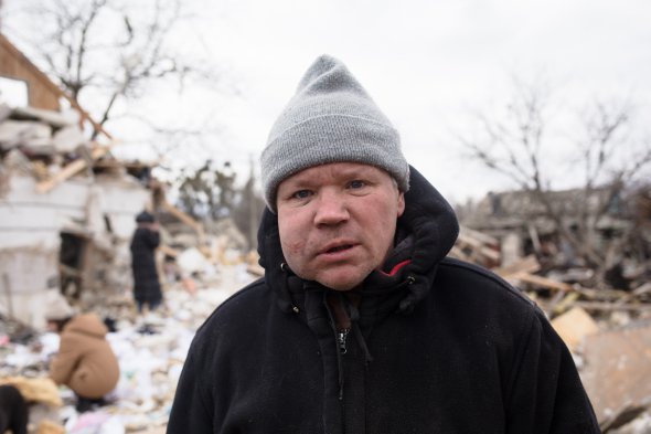 Ігор Мажаєв, 54 роки, біля руїн свого будинку під Києвом, 5 березня. Він втратив дружину і дочку, 12 років. Від бомбардування цього ранку в селі загинули шестеро людей 