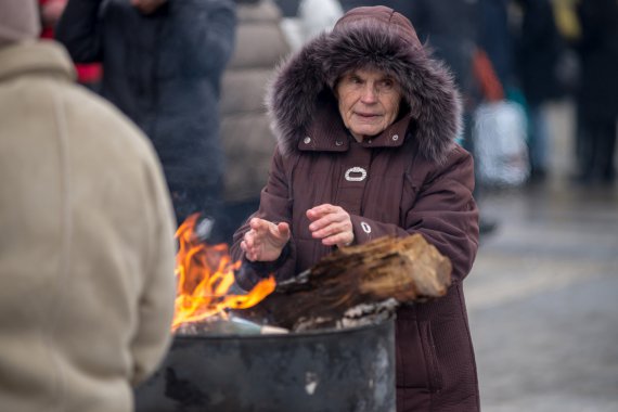 На вокзалі людей годують та надають першу допомогу