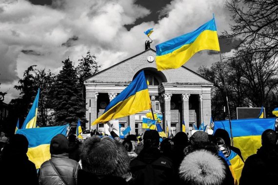 В оккупированном поселке Новая Каховка в Херсонской области проходит антироссийский митинг