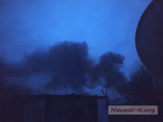 Жителі Миколаєва із квартир бачать стовпи диму, які лишилися після атаки артилерійської атаки окупантів