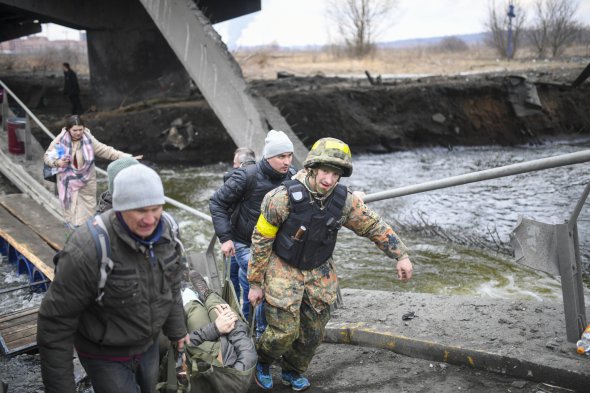 Эвакуация людей во время обстрела российских войск, 6 марта, в Ирпени. По меньшей мере, четверо погибли в результате атаки. Беженцы убегают в Киев 