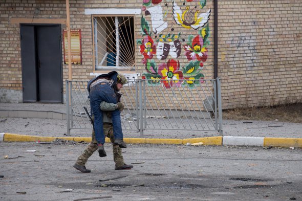 Евакуація людей під час обстрілу російських військ, 6 березня, в Ірпені. Щонайменше четверо загинули внаслідок атаки. Біженці тікають у Київ 