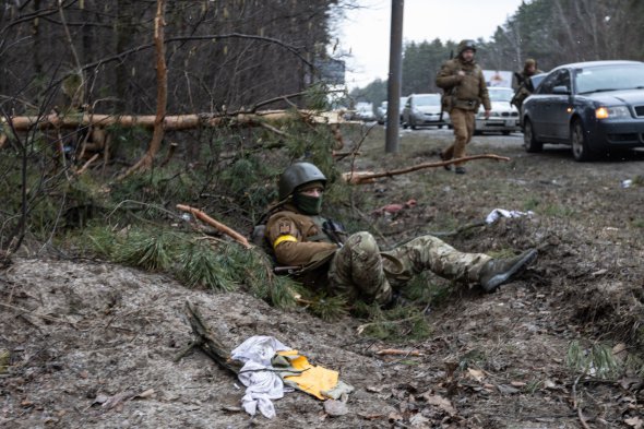 Евакуація людей під час обстрілу російських військ, 6 березня, в Ірпені. Щонайменше четверо загинули внаслідок атаки. Біженці тікають у Київ 